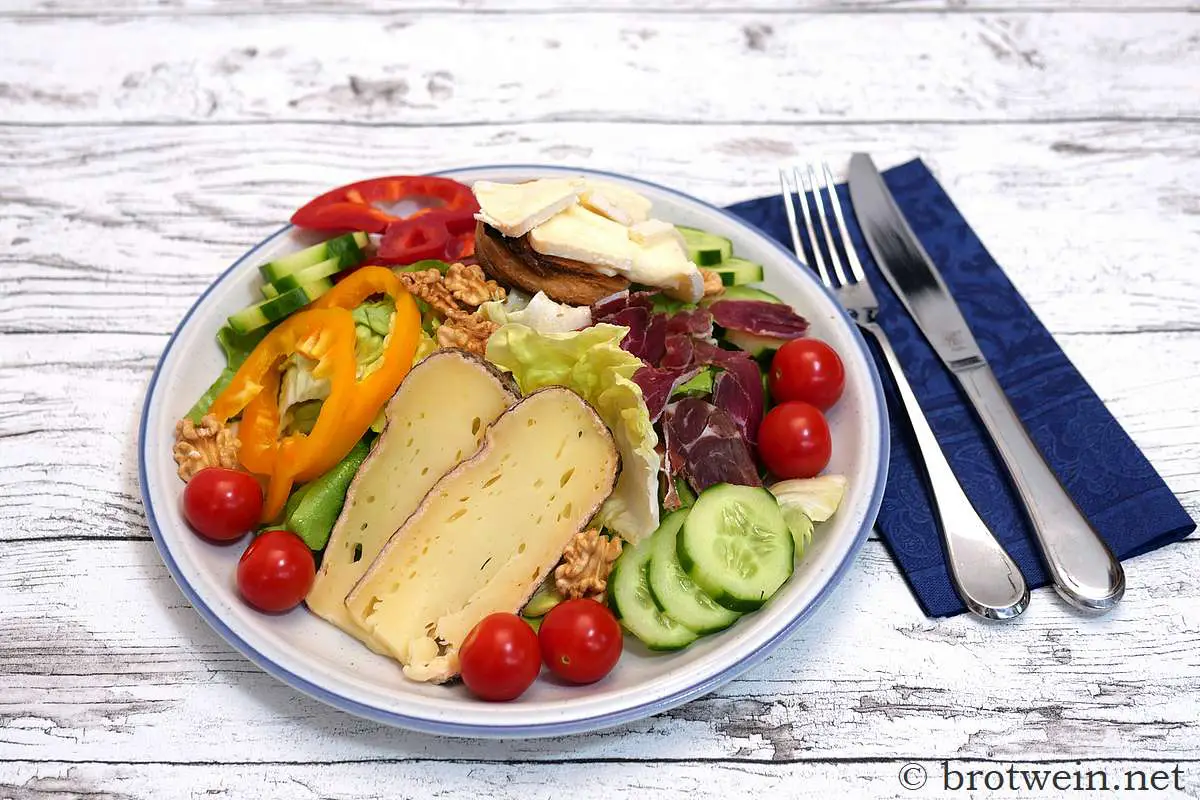 Salat mit Käse und Schinken - Salade Montagnarde