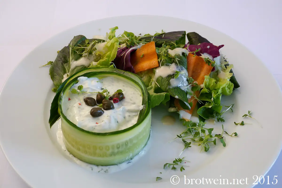 Salat mit Kräutermousse im Gurkenring