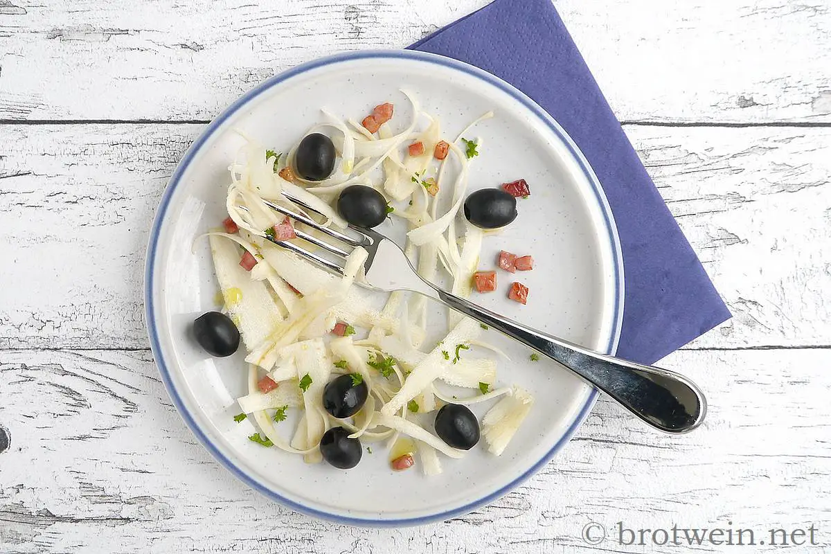 Petersilienwurzel-Salat mit Oliven und Speck
