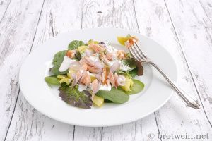 Babyspinat-Salat mit warmen Kartoffeln und Stremellachs