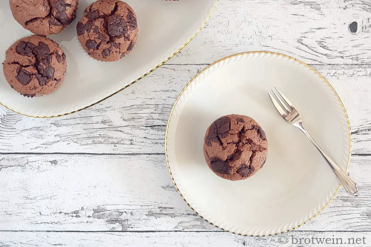 Schokomuffins - Rezept für einfache Schokoladen Muffins mit Schokostückchen