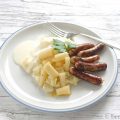 Schwarzwurzelstampf mit Bratwürstchen und Béchamelsauce