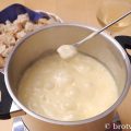 Original Schweizer Käsefondue mit den drei Käsen Appenzeller, Emmentaler und Gruyère