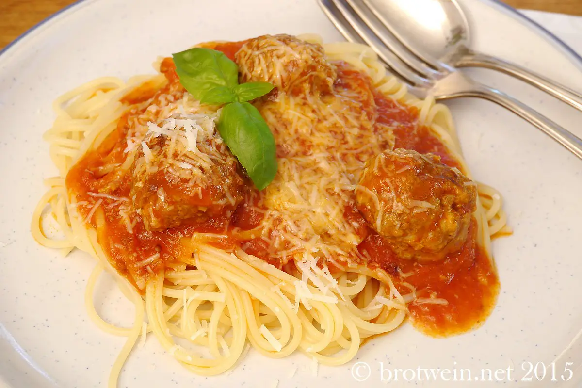 Spaghetti mit Hackfleischklößen und Tomatensauce