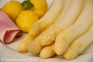 Spargel klassisch mit Butter, Schinken und Kartoffeln