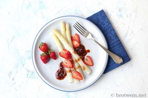 Spargel mit Erdbeeren