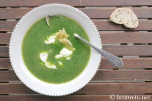 Spinatsuppe mit knusprigen Parmesanchips