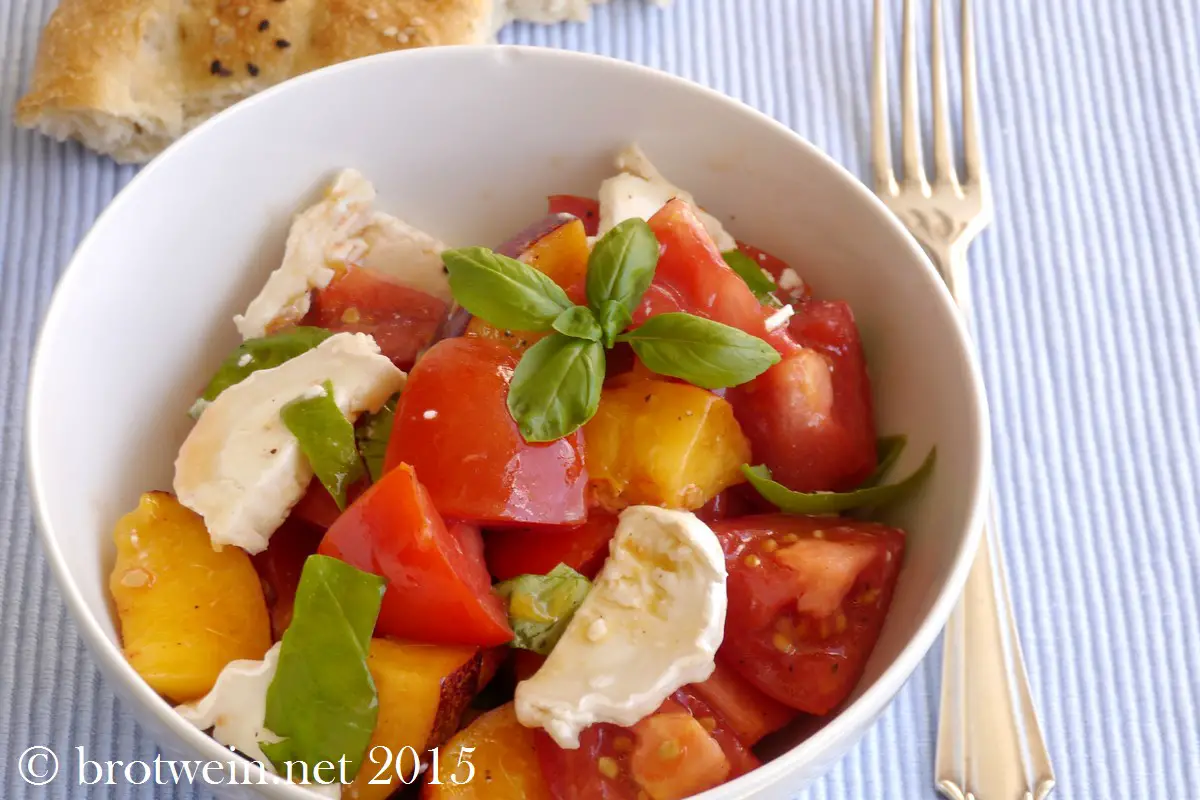 Tomaten-Nektarinen-Salat mit Ziegenkäse