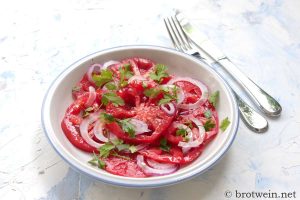Tomatensalat mit Zwiebeln