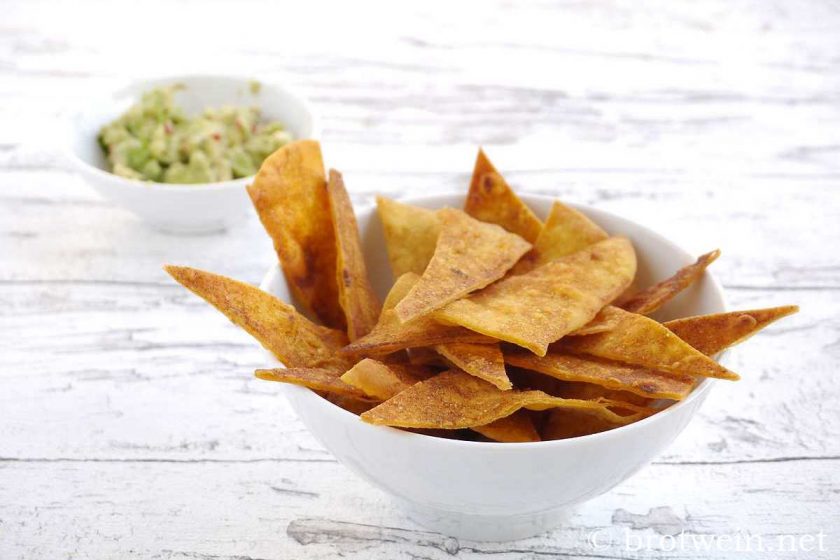 TortillaChips selber machen Nachos mit Guacamole und SalsaDip