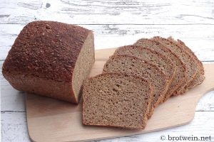 Schrotbrot mit Sauerteig als Vollkornbrot mit 70 % Weizen