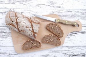 Walnuss Roggenstangen - kräftige Roggenmischbrote