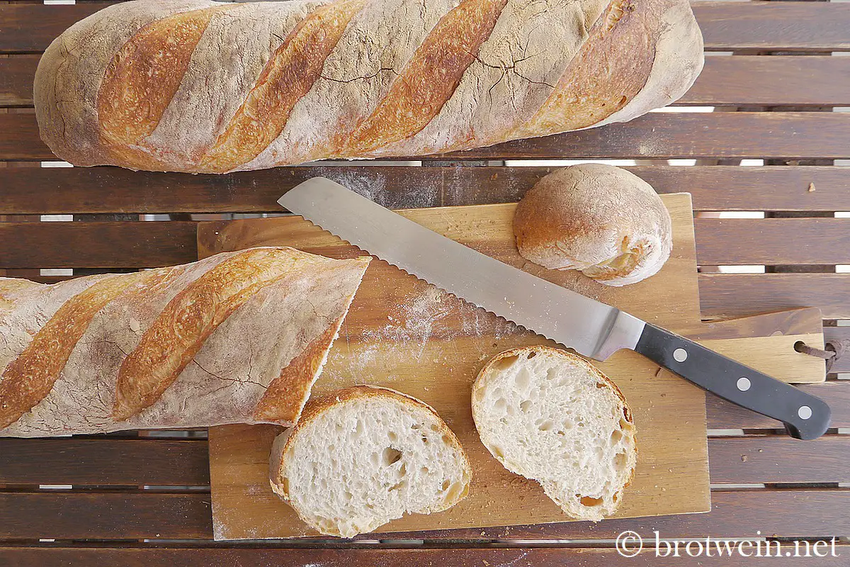 Brot: Baguette - Weißbrot mit krachender Kruste mit Poolish-Vorteig