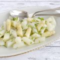 Warmer Spargelsalat Rezept klassisch mit Essig-Öl-Dressing und weißer Spargel