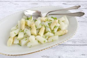 Warmer Spargelsalat Rezept klassisch mit Essig-Öl-Dressing und weißer Spargel