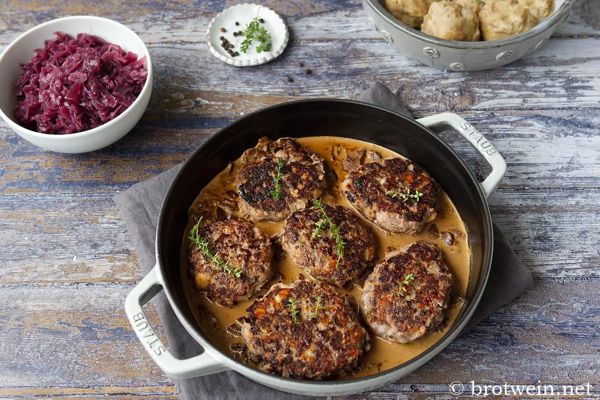 Wildschwein Frikadelle mit Pilz-Sahne-Sauce