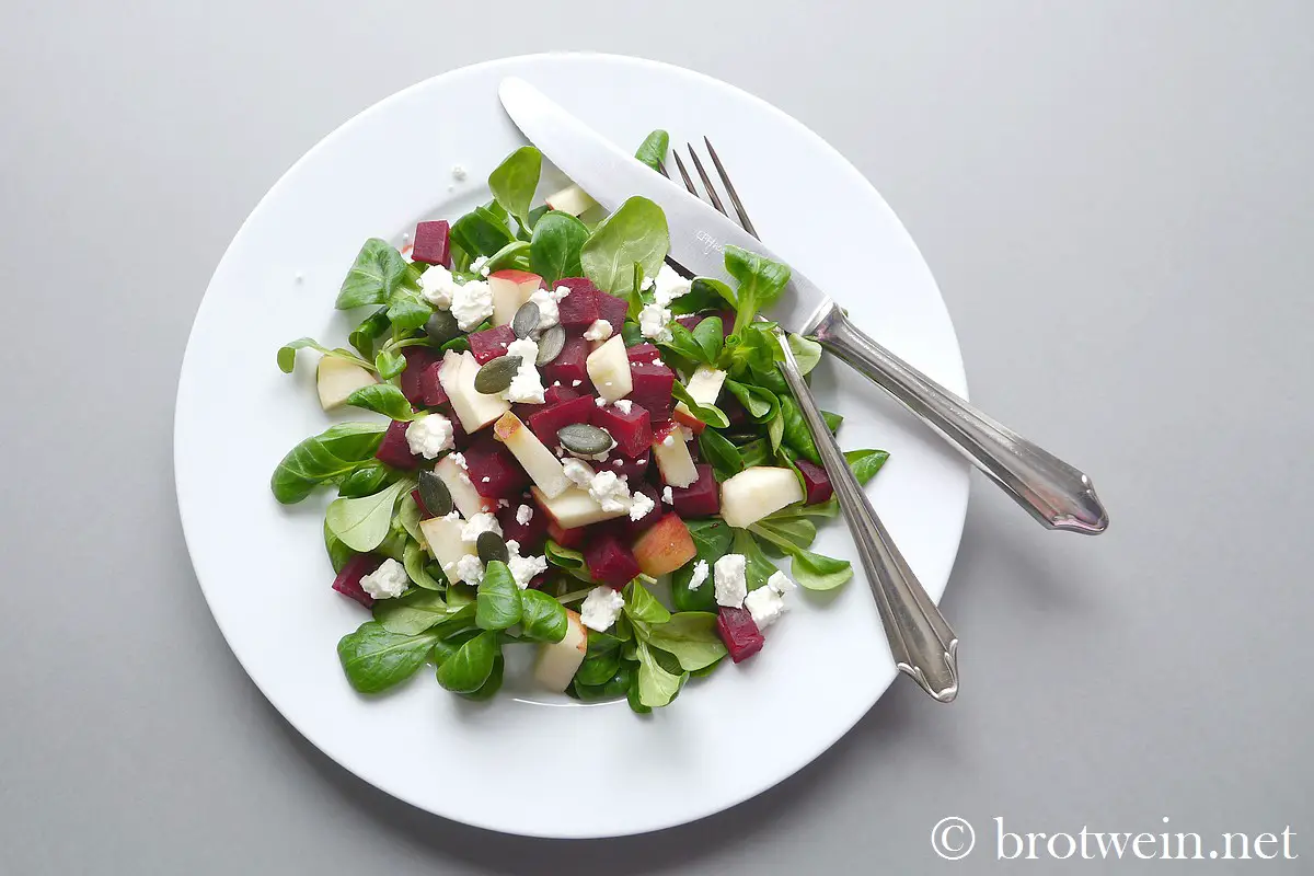 Rote-Bete-Salat mit Feldsalat, Apfel und Schafskäse