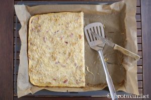 Hefeboden mit wenig Hefe für herzhafte Kuchen vom Blech (Zwiebelkuchen mit Rahm und Speck)