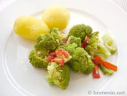 Brokkoli Salat mit Tomaten - Mediteraner Sommersalat