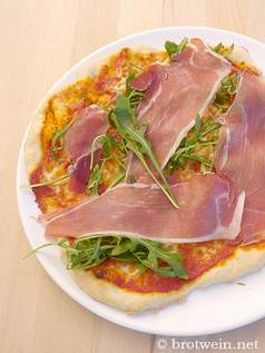 Pizza prosciutto crudo - Pizza mit Rucola und Parmaschinken