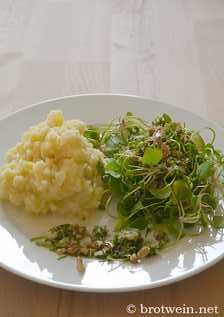 Postelein-Salat mit pikantem Walnuss-Kapern-Dressing und Kartoffel-Sellerie-Stampf