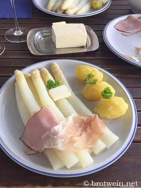 Spargel mit Schinken, Kartoffeln und Butter - klassische Art - Brotwein