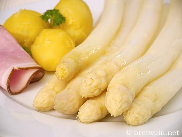 Spargel mit Schinken, Kartoffeln und Butter - klassische Art - Brotwein