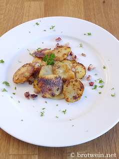 Bratkartoffeln aus rohen Kartoffeln mit Speck und Zwiebeln