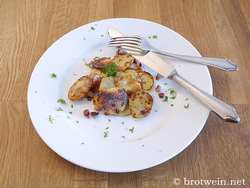 Bratkartoffeln aus rohen Kartoffeln mit Speck und Zwiebeln