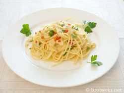 Spaghetti aglio olio e peperoncino - scharfe Öl-Knoblauch-Spaghetti