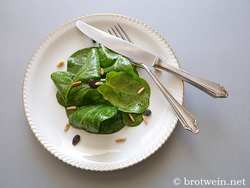 Babyspinat als Salat – Spinatsalat mit Pinienkerne und Rosinen