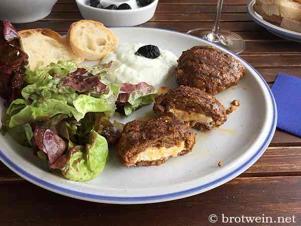 Bifteki mit Schafskäse vom Grill - griechische Hacksteaks mit Feta ...