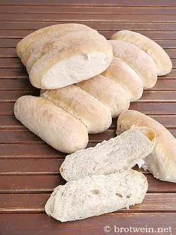Feinporige Krume und dünne Kruste - typisches Brot in Kroatien