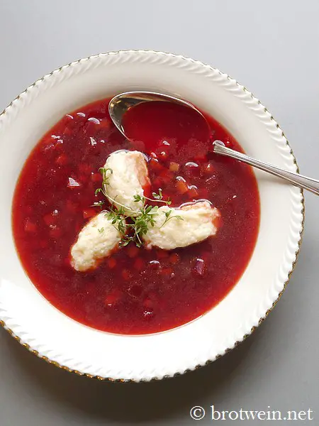 Rote-Bete-Suppe mit Meerettich-Quark-Nocken - Brotwein