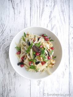 Sellerie-Salat mit Oliven, Granatapfel und Walnuss