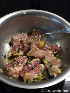 Schweinefleisch-Spieße gegrillt mit Knoblauch-Thymian-Zitronen-Marinade