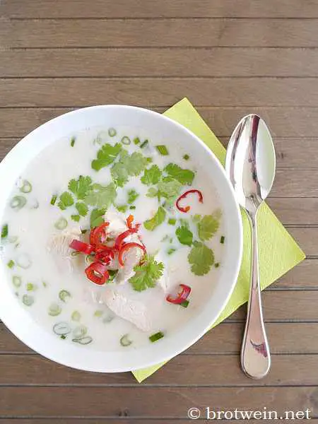 Tom Kha Gai Suppe – thailändische Hühnersuppe mit Kokosmilch - Brotwein