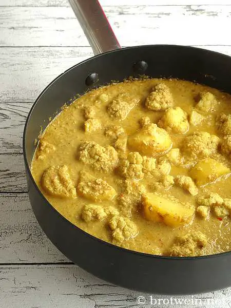 Blumenkohl-Kartoffel-Curry - vegetarisches indisches Gemüsecurry - Brotwein