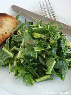Puntarelle-Salat mit Kapern und Zitronen-Dressing - Puntarelle alla romana