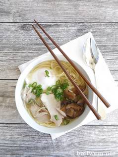 Ramen-Suppe mit Hühnchen & Ei - japanische Nudelsuppe