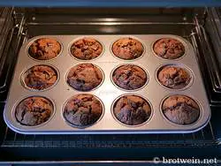 Schokomuffins - Rezept für einfache Schokoladen Muffins mit Schokostückchen