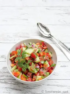 Tomate Gurke Salat - Rezept für israelischen Salat