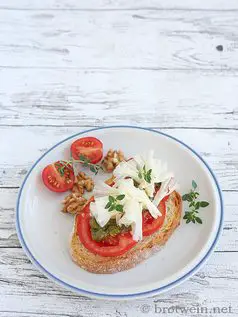Käsebrot Varianten - Tomate mit Thymian-Pesto und Avocado-Paste