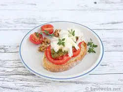 Käsebrot Varianten - Tomate mit Thymian-Pesto und Avocado-Paste