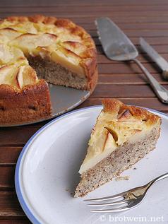 Apfel-Nuss-Kuchen mit Haselnuss, Walnuss, Äpfeln und Rahmguss