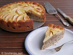 Apfel-Nuss-Kuchen mit Haselnuss, Walnuss, Äpfeln und Rahmguss