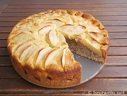 Apfel-Nuss-Kuchen mit Haselnuss, Walnuss, Äpfeln und Rahmguss