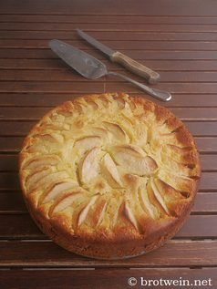 Apfel-Nuss-Kuchen mit Haselnuss, Walnuss, Äpfeln und Rahmguss