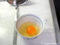 Ei in Tasse aufschlagen