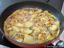 Kartoffel-Ei-Masse in die Pfanne geben und stocken lassen